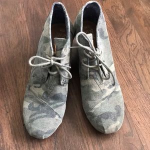 Toms Camo Wedges